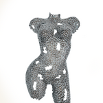 Charger l&#39;image dans la galerie, statue d&#39;un buste de femme metal en fer forgé. sculpture femme mannequin metal boulon.
