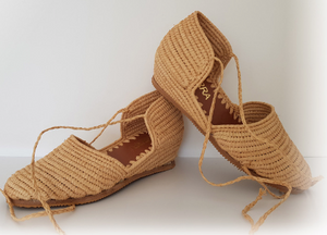 Sandales compensées en raphia, tissées main en fibre végétal. Semelle intérieure et extérieure en cuir. Ces sandales sont les protagonistes de votre été