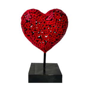 sculpture d un coeur en metal chaine. statue love amour en fer forgé metal objet d art décoration