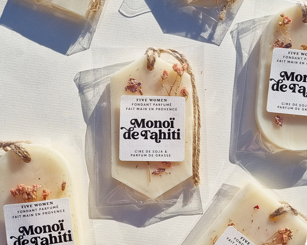Envie de voyager, sans bouger de chez vous? C'est ce que nous vous proposons avec nos suspensions parfumée au Monoi. Un délicat parfum de vanille, coco, embaumera votre intérieur.