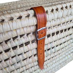 Charger l&#39;image dans la galerie, Notre coffre de rangement se ferme avec des attaches a boucles en cuir, ideal pour apporter de l&#39;élégance a votre malle en plus de son cote pratique et sécuritaire
