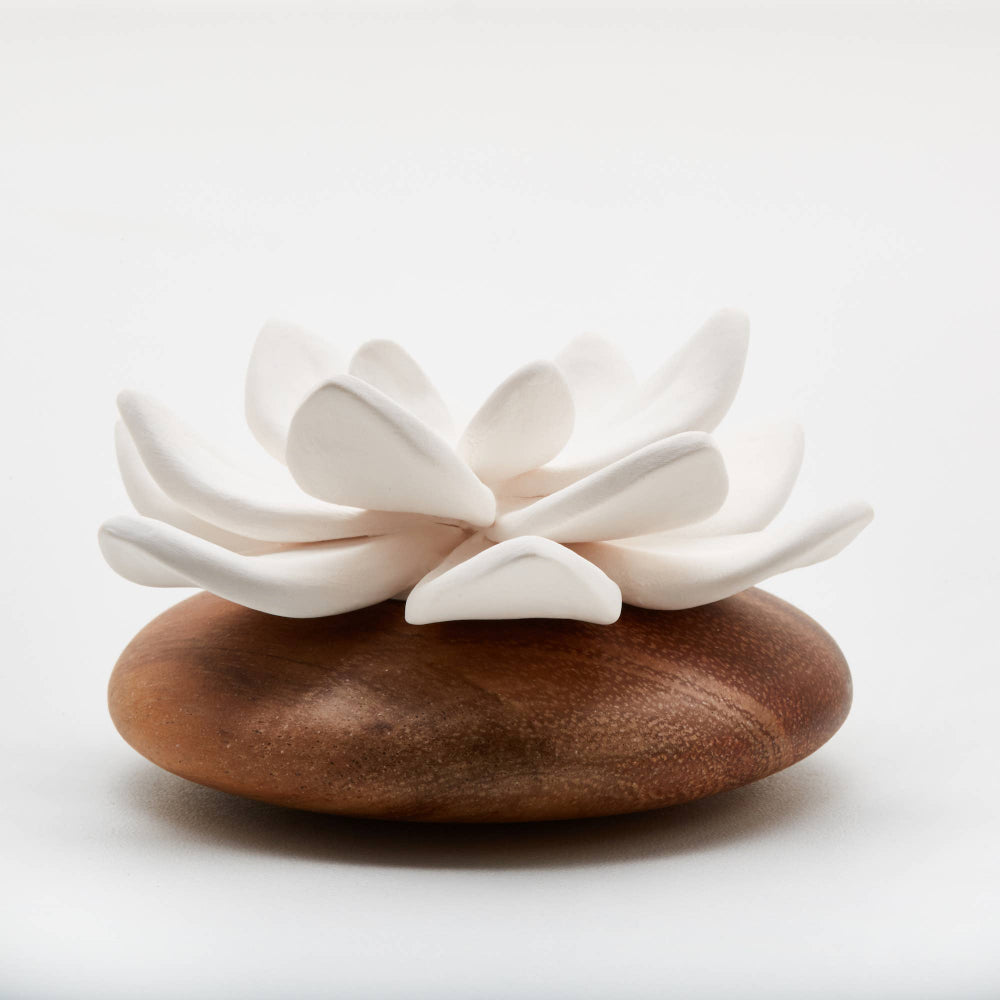 fleur en céramique qui diffuse un parfum frais et odorant 