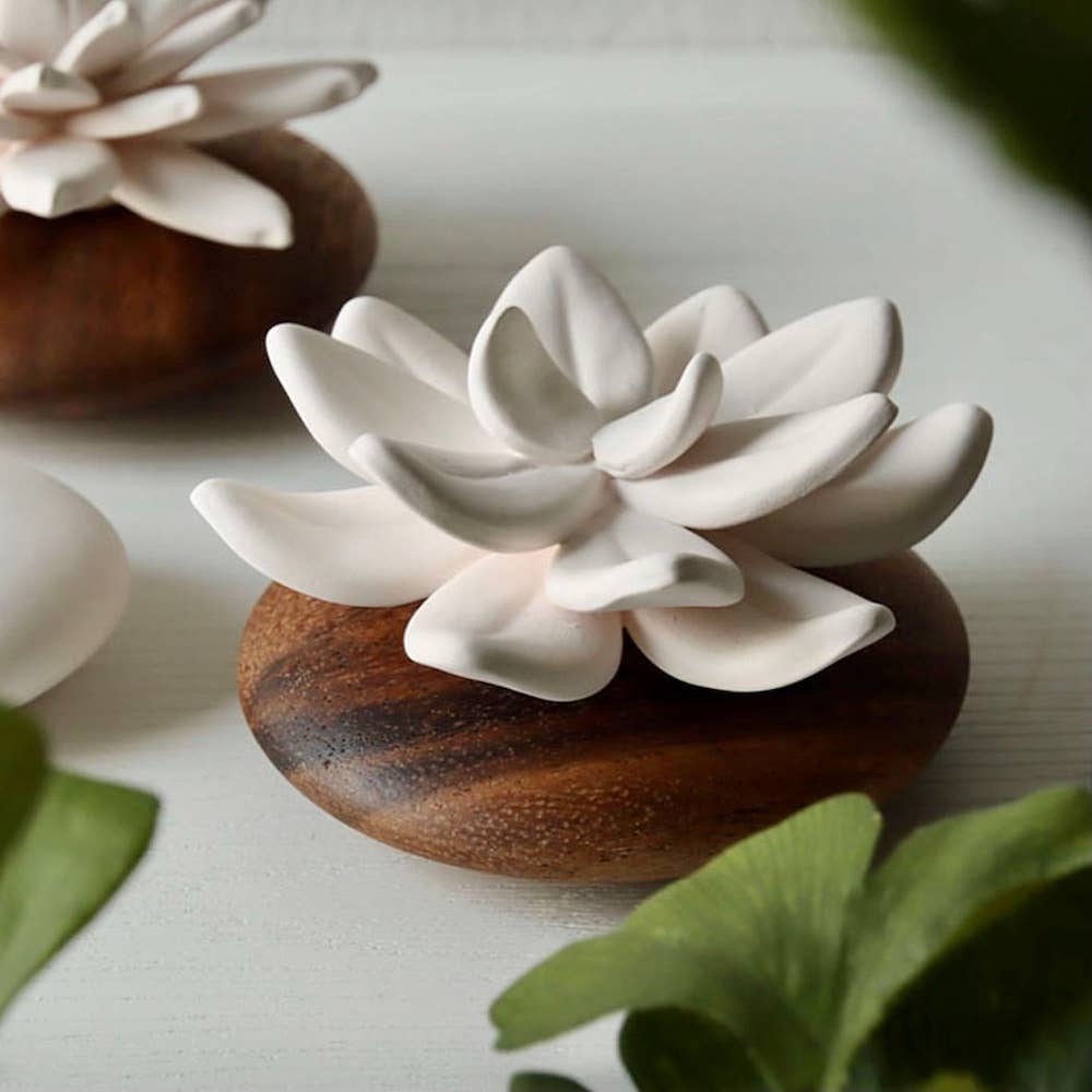 fleur en porcelaine qui diffuse un parfum frais et delicat