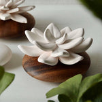 Charger l&#39;image dans la galerie, fleur en porcelaine qui diffuse un parfum frais et delicat
