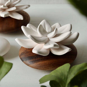 fleur en porcelaine qui diffuse un parfum frais et delicat