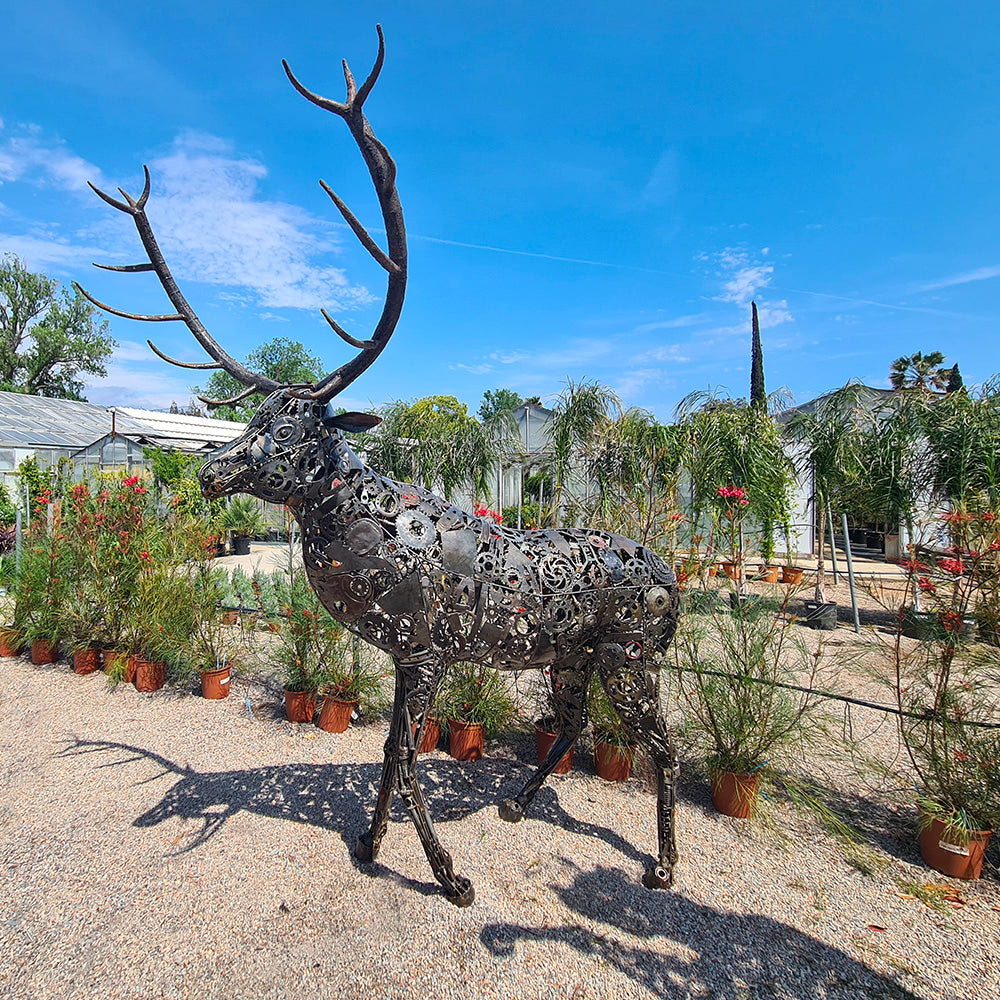 Sculpture d'un Cerf en metal recyclé. Statue en fer forgé taille réelle