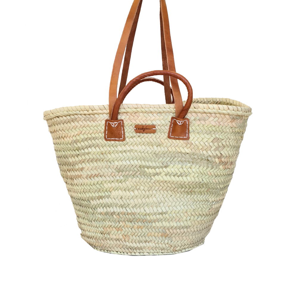 Panier en vannerie, ce sac en osier avec anse en cuir. Panier en feuilles de palmier tressé et fabriqué à la main. Ce sac en osier est idéal et tendance pour aller faire ses courses ou lors de vos sorties à la plage.