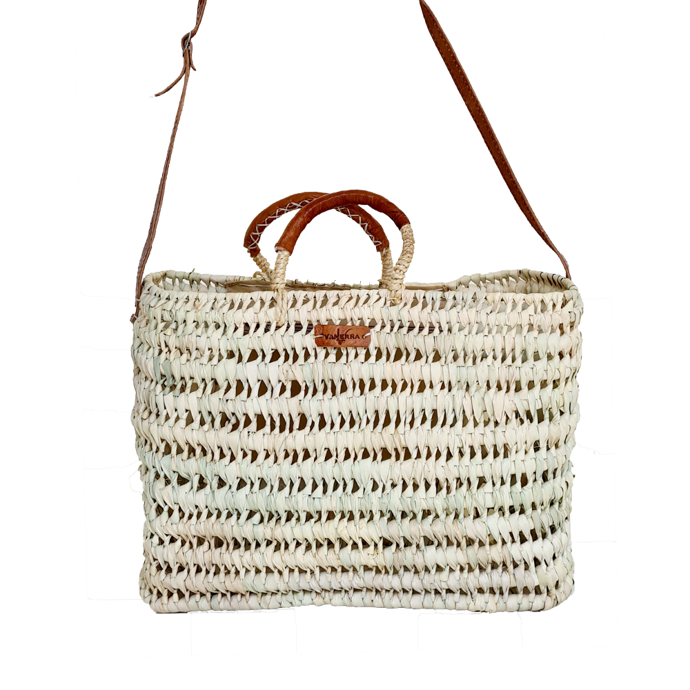 PANIER FRANCAIS EN FIBRE NATUREL en palme, osier et doubles anses en cuir. Ce panier en doum est un merveilleux panier de marché ou sac de plage tendance et fera également office de panier de rangement dans votre décoration interieur.