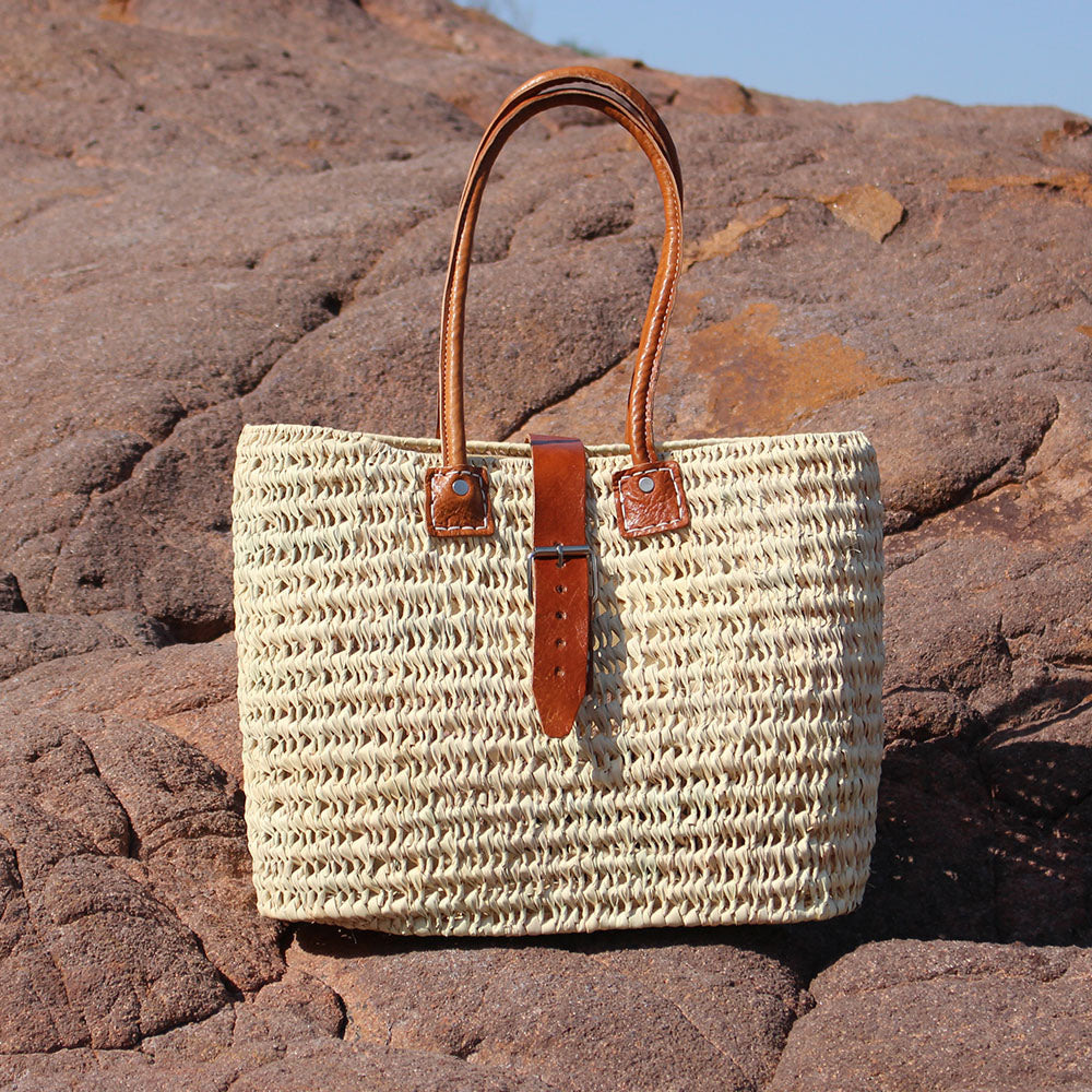 sac anses en cuir confortable. grand sac de plage. grand cabas de plage en palme naturelle.