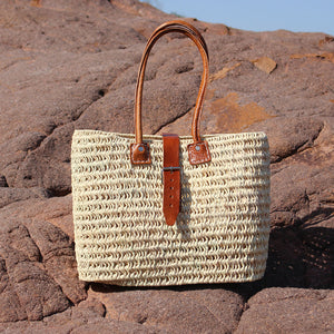 sac anses en cuir confortable. grand sac de plage. grand cabas de plage en palme naturelle.