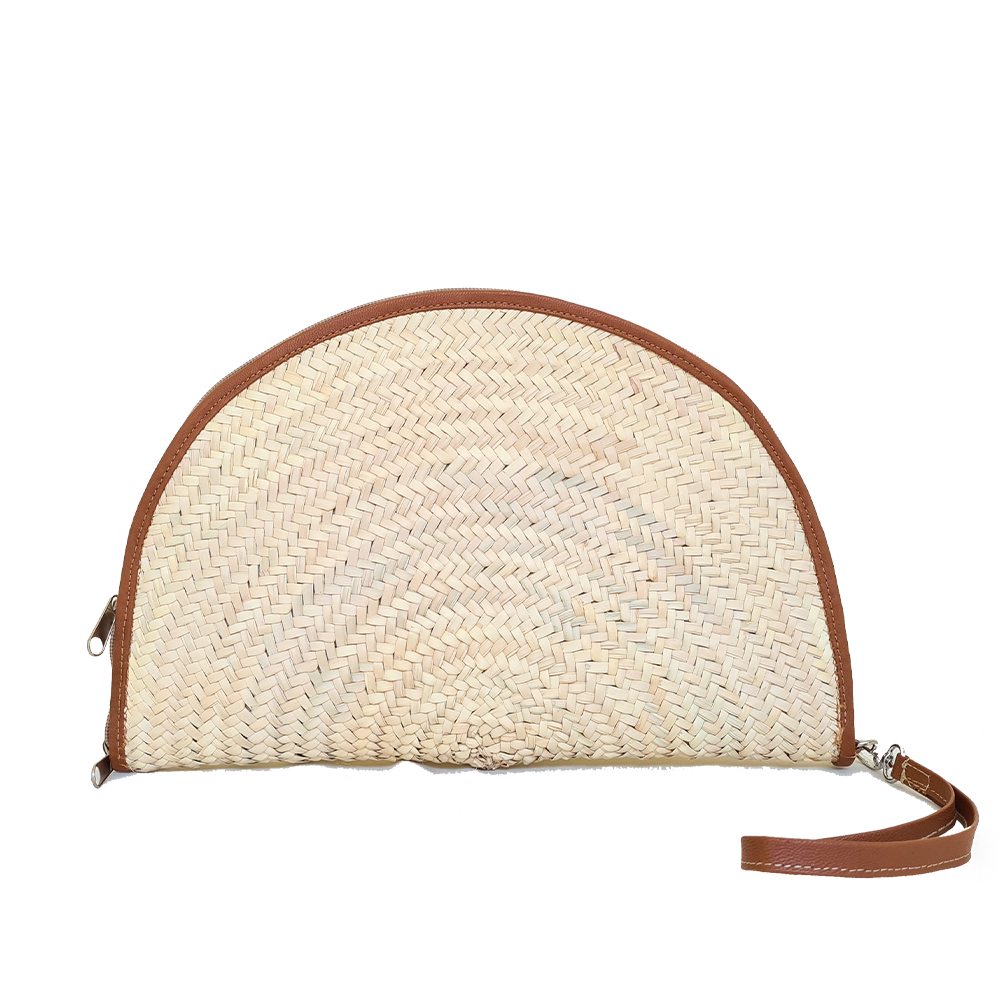Pochette de soirée demi lune, grande ouverture, ultra fonctionnel et tendance. Le must have de votre été. Matière, cuir de vache et palme. fabrication artisanal 