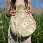 Charger l&#39;image dans la galerie, Panier en palme avec marguerite brodés. Panier de fabrication artisanale exclusivement. Panier Rond ultra tendance

