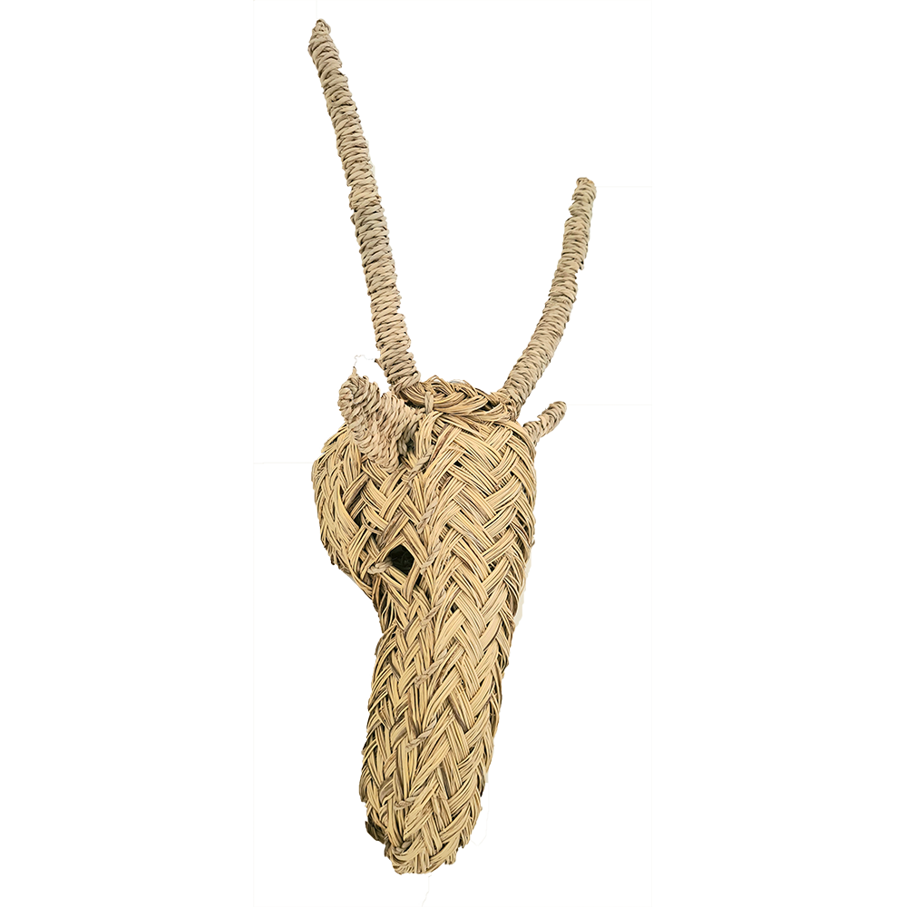 Trophée mural tête de gazelle en osier fibre naturel. Tête de gazelle en feuilles de palmiers tressés réalisée à la main par des artisans vanniers. tête animal en paille idéal pour votre décoration bohéme chic.