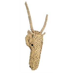 Trophée mural tête de gazelle en osier fibre naturel. Tête de gazelle en feuilles de palmiers tressés réalisée à la main par des artisans vanniers. tête animal en paille idéal pour votre décoration bohéme chic.
