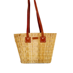Charger l&#39;image dans la galerie, Cabas en jonc naturel de palmier vous suivra dans vos courses ou a la plage. Ce cabas a des anses en cuir a porter épaule. Ce sac en fibre naturel de jonc fait parti des incontournables de l été. Produit artisanal et écologique, ce sac en jonc est fait à la main . Un Cabas naturel idéal pour vos vacances.
