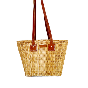 Cabas en jonc naturel de palmier vous suivra dans vos courses ou a la plage. Ce cabas a des anses en cuir a porter épaule. Ce sac en fibre naturel de jonc fait parti des incontournables de l été. Produit artisanal et écologique, ce sac en jonc est fait à la main . Un Cabas naturel idéal pour vos vacances.