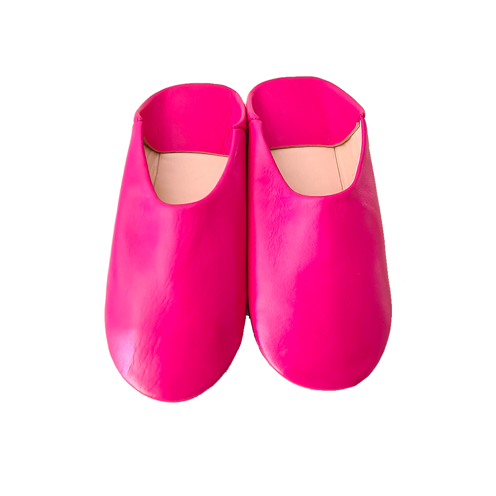 Babouche en Cuir avec Semelle. Couleurs Rose Fushia. Babouche tendance et confortable. 100%Cuir. Babouche de Grande qualité à petit prix.