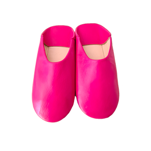 Babouche en Cuir avec Semelle. Couleurs Rose Fushia. Babouche tendance et confortable. 100%Cuir. Babouche de Grande qualité à petit prix.