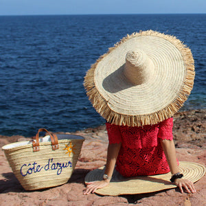 Chapeau Géant en Raphia, Idéal en décorations intérieure comme ornement décoratif. Ce chapeau en raphia est idéal pour aller a la plage de par sa grande taille. 