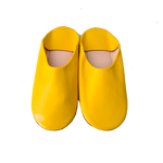 Charger l&#39;image dans la galerie, Babouche en Cuir avec Semelle. Couleurs Jaune. Babouche tendance et confortable. 100%Cuir. Babouche de Grande qualité à petit prix.
