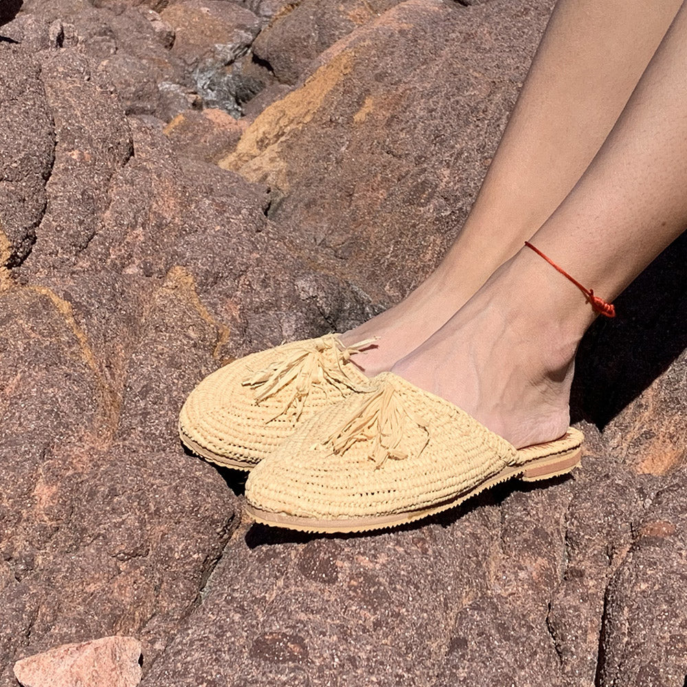 Chaussure d'été, estivales et confortable. Chaussures en Raphia et semelle en cuir, réalisés a la main. 