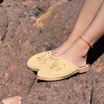 Charger l&#39;image dans la galerie, Chaussure d&#39;été, estivales et confortable. Chaussures en Raphia et semelle en cuir, réalisés a la main. 
