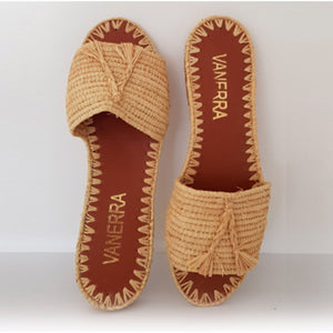 Sandales en raphia et cuir de la marque Vanerra, raphia naturel doublé cuir. Une sandale qui accessoirisera une robe esprit bohème chic.