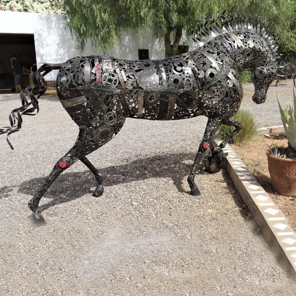 Sculpture d'un cheval en metal au trot recyclé. Statue en fer forgé taille réelle
