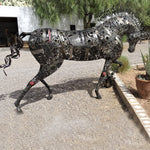Charger l&#39;image dans la galerie, Sculpture d&#39;un cheval en metal au trot recyclé. Statue en fer forgé taille réelle
