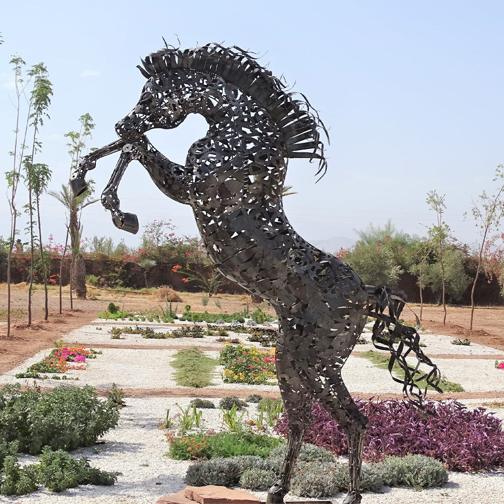 Sculpture d'un cheval cabré en metal recyclé. Statue en fer forgé taille réelle
