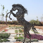 Charger l&#39;image dans la galerie, Sculpture d&#39;un cheval cabré en metal recyclé. Statue en fer forgé taille réelle
