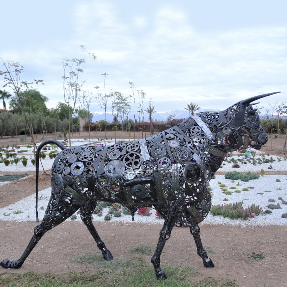 Sculpture d'un taureau en metal recyclé. Statue en fer forgé taille réelle