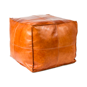 Voici un pouf carré en cuir au look design pour accueillir vos invités. Ce grand pouf tout en cuir sera rapidement votre siège ou coussin favori de votre décoration intérieur. Nos Poufs en cuir sont fait main au Maroc.