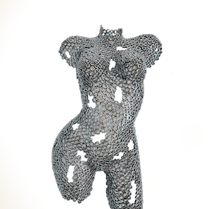 statue d'un buste de femme metal en fer forgé. sculpture femme mannequin metal boulon.