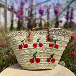 Charger l&#39;image dans la galerie, panier de plage avec cerise brodé en laine. Panier personnalisable brodé artisanalement 
