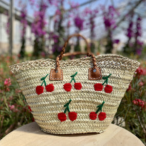 panier de plage avec cerise brodé en laine. Panier personnalisable brodé artisanalement 