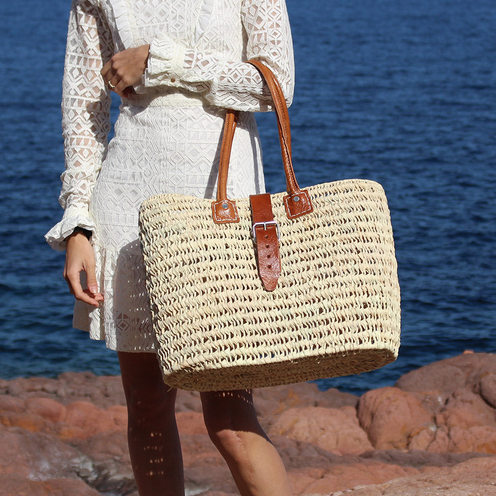 Il est le panier idéal pour transporter vos serviettes de plage ou vous accompagner comme panier de ville. Il peut se porter à la main ou à l’épaule, ultra-pratique et indémodable.