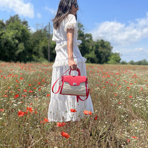 Un champ de coquelicot, un sac en osier et cuir rouge, une robe blanche et voila la parfaite photo de votre été ! 