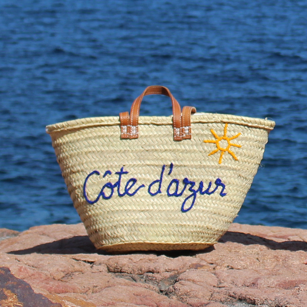 Superbe Sac de Plage PERSONNALISE. A vous de choisir votre texte. Avec ses doubles anses en cuir et son pochon en tissus intérieur, vous serez ravie par ce sac entièrement personnalisable. 