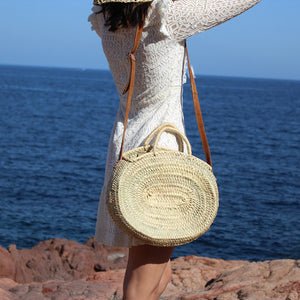 Panier Ovale Ciotat, Ideal sac à main, cabas de vlille. Doubles anses, porté main en anse naturelle et bandoulière en cuir réglable adaptable à toutes les morphologies. Panier en osier 