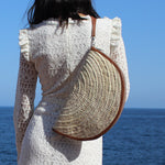 Charger l&#39;image dans la galerie, Superbe pochette de soirée en palme et cuir. Idéal sac à main. Sac tendance grâce a sa forme demi lune et son style bohème chic. 
