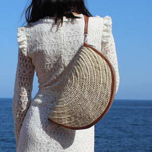 Superbe pochette de soirée en palme et cuir. Idéal sac à main. Sac tendance grâce a sa forme demi lune et son style bohème chic. 