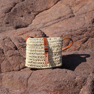 Panier Touquet, fermeture pochon en tissus et boucle réglable. Bandoulière en cuir adaptable à toutes les morphologies. Panier en osier tendance 