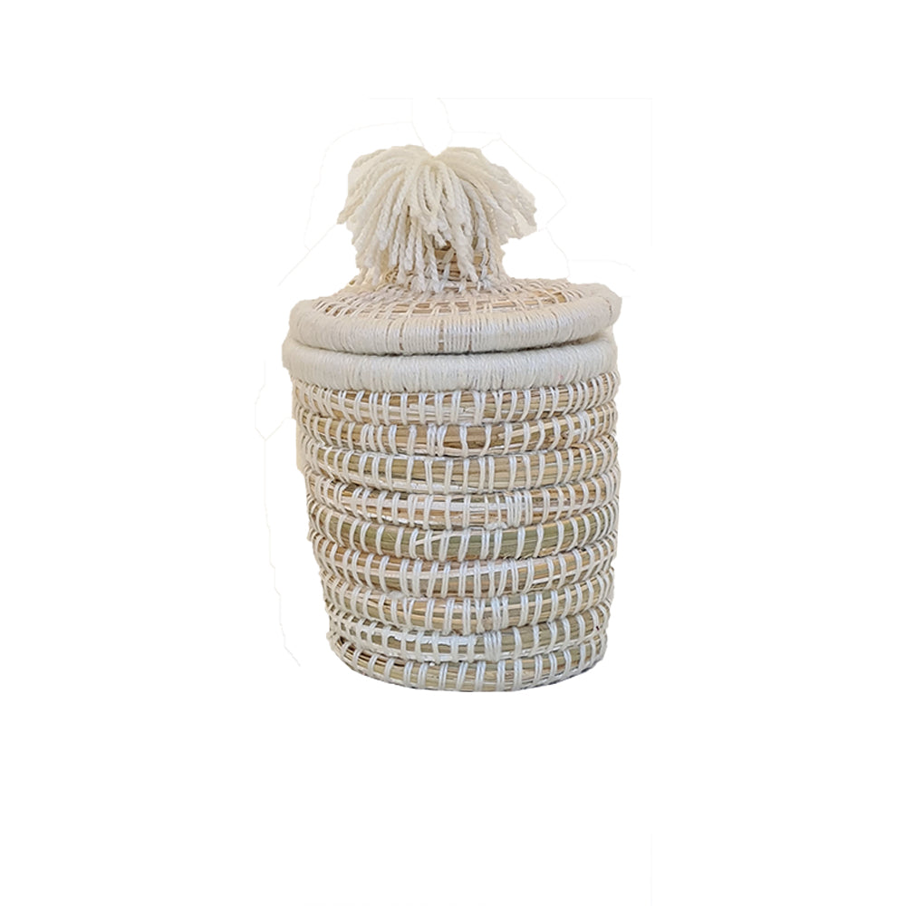 Boites de rangement en osier. Ces petits paniers en fibre naturel seront parfaits pour ranger et décorer toutes les pièces de votre maison. Cette boite en osier permettra de ranger vos petits objets et accessoires de salle de bain