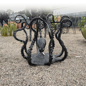 superbe sculture de pieuvre en metal, peut également servir de pied de table a vous selon vos envies d'y placer un plateau en bois pour une decoration industrielle ou bien, un plateau en verre pour un style comtenporain et raffiné. 