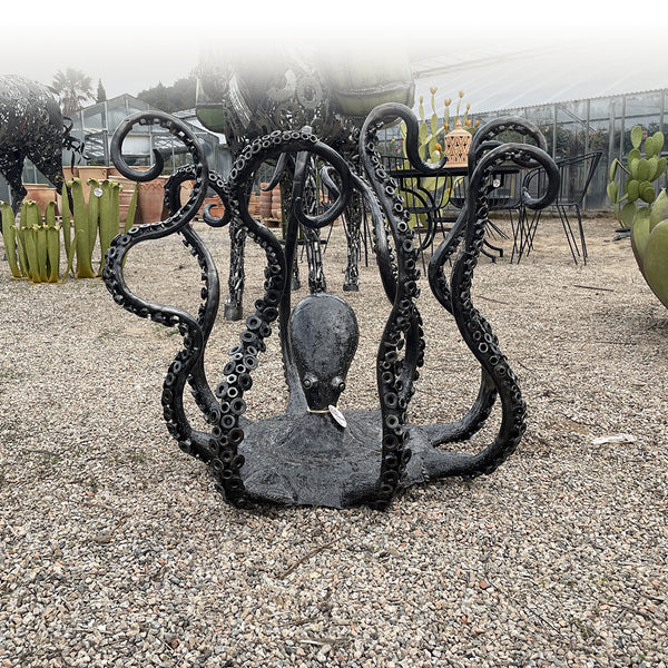 Sculpture d'une pieuvre en metal. Table en fer forgé original