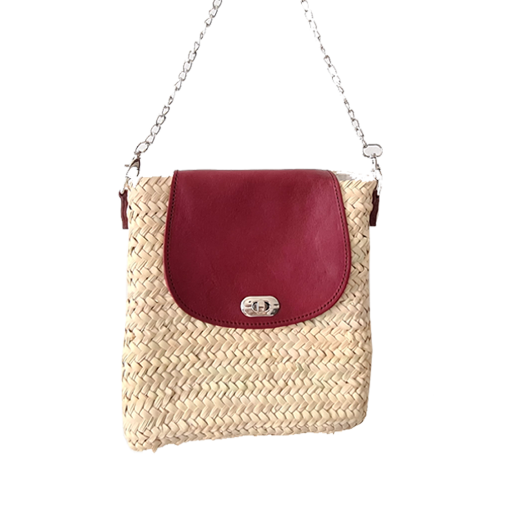 Découvrez notre Sac Rio, Ideal sac à bandoulière réglable.  Unique grâce à son rabat en cuir d'agneau de couleurs Bordeaux. 