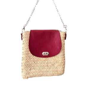 Découvrez notre Sac Rio, Ideal sac à bandoulière réglable.  Unique grâce à son rabat en cuir d'agneau de couleurs Bordeaux. 