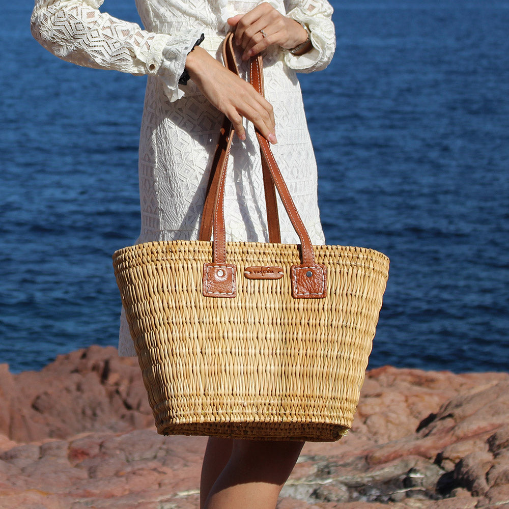 Panier en Osier, Antilles. Ideal cabas naturelle, sac de plage. Indémodable Panier, avec ses anses en cuir couleurs caramel. 