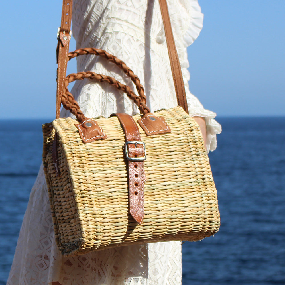 Ce sac en jonc de mer naturel et chic sera parfait pour vous suivre dans toutes vos activités, sac de courses ou sac de plage. Sa finesse et son encombrement réduit, ce sac en jonc vous permettra de le ramener partout avec  grande capacité de rangement.